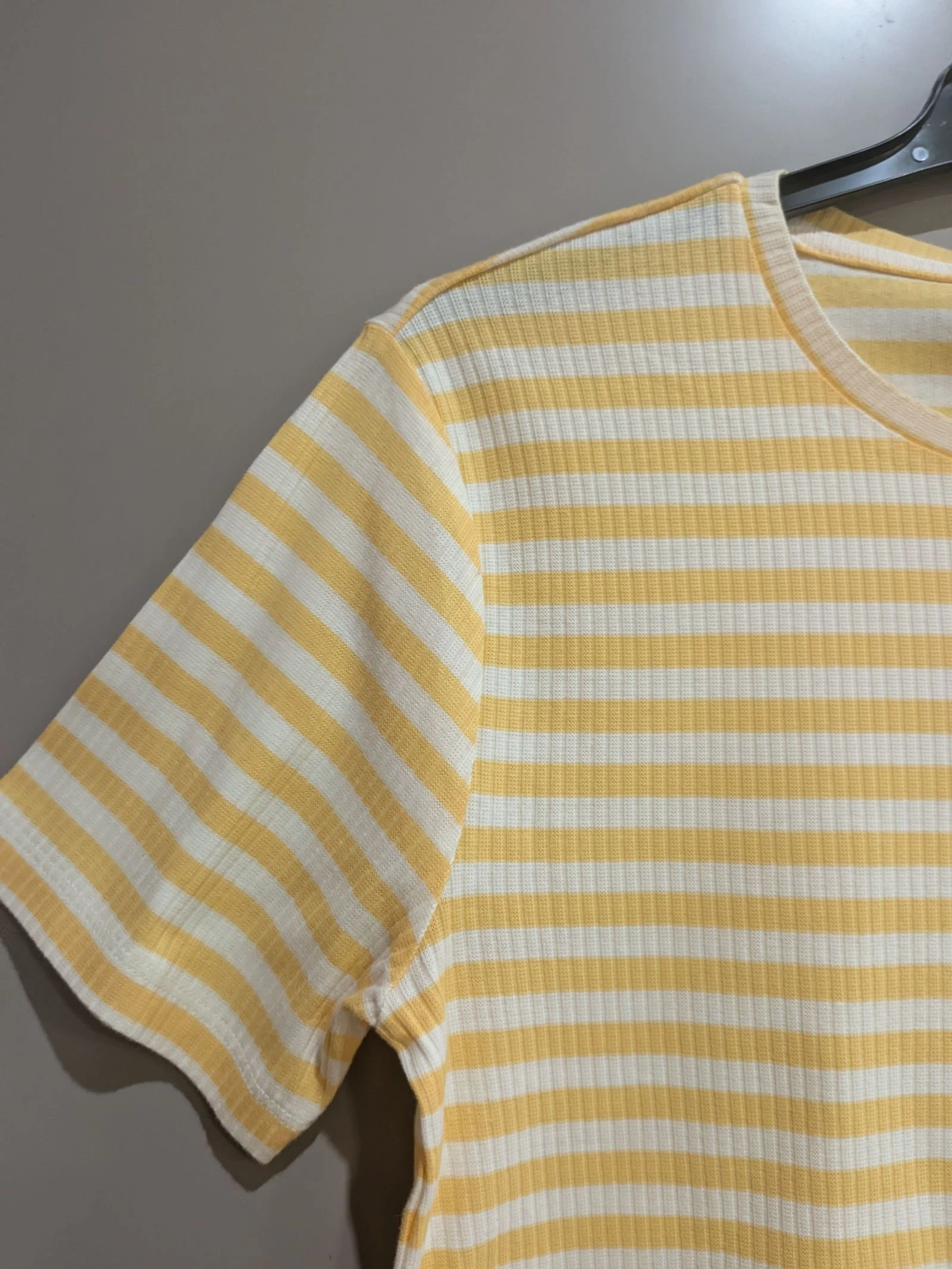Camiseta de Listras Amarelas e Brancas de Malha Canelada tamanho G da Pieces – photo 3